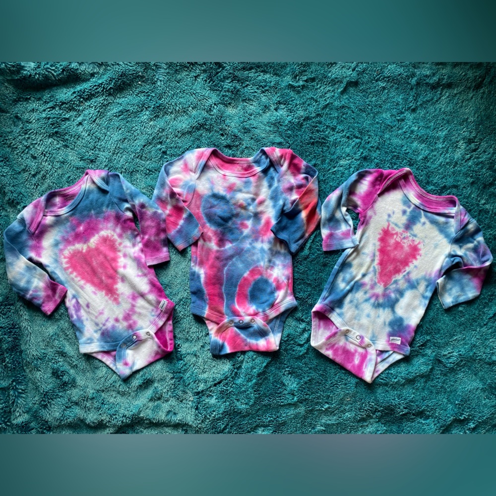 3 heart shaped tie-Dye Baby Onesies Set